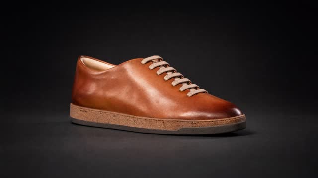Fotografía de producto de una zapatilla de piel, generada con el panel.